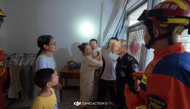 珠海消防顶风破门救出被困祖孙 紧急救援暖人心